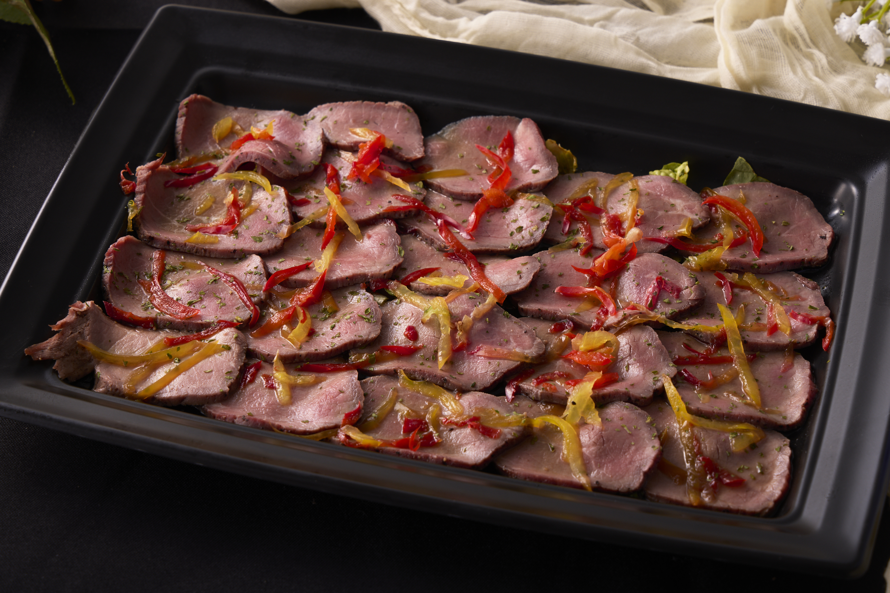 スパイス香る柔らかローストビーフ※実際は使い捨てでない容器でご提供