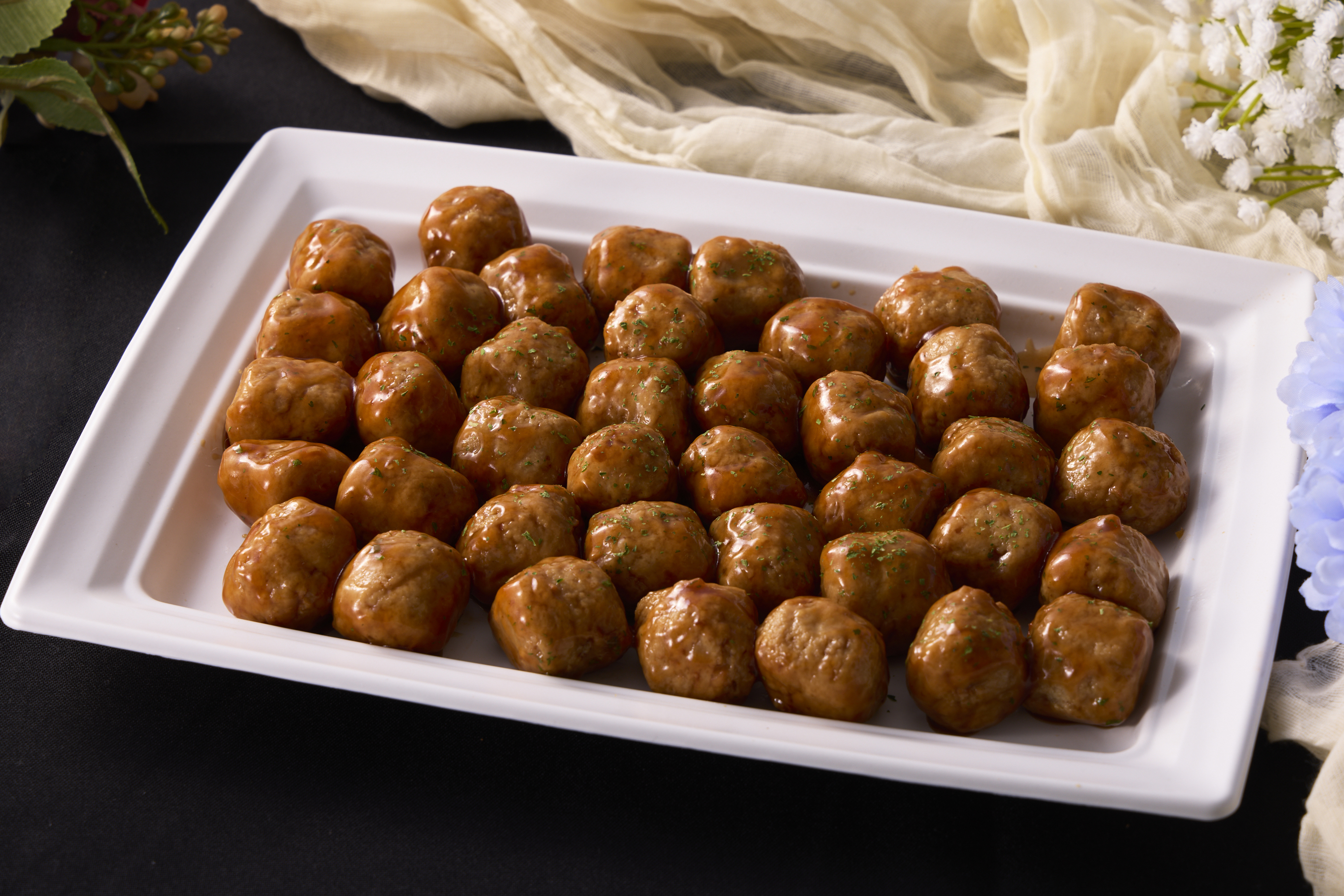 テリヤキソースのポルペッティーニ※実際は使い捨てでない容器でご提供