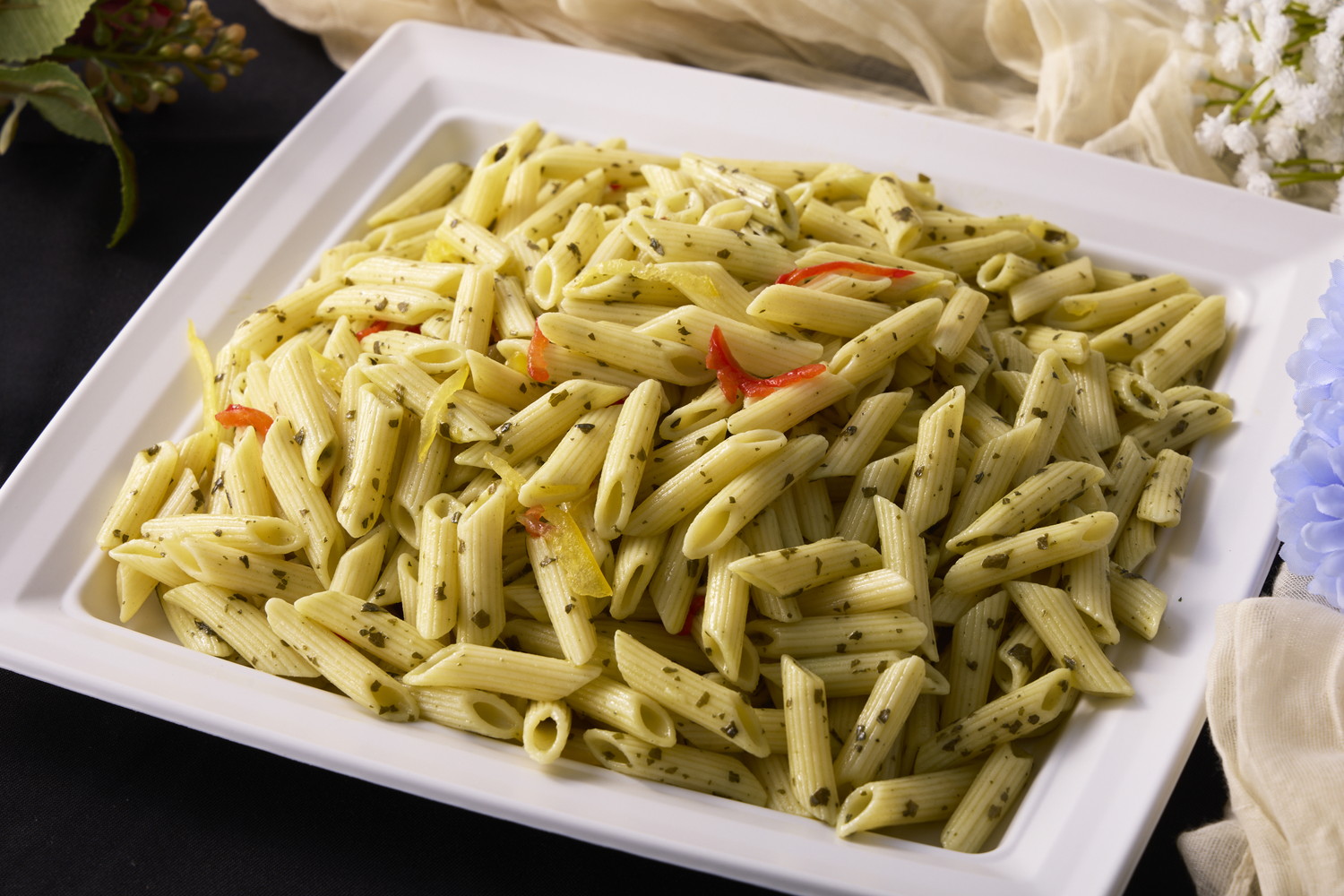 バジル香る！ペスト・ジェノベーゼ風ソースペンネ※実際は使い捨てでない容器でご提供