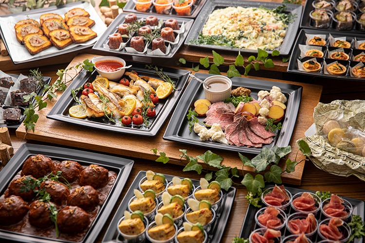 ９名様分のメニュー。和牛ローストビーフ、天然明石鯛のポワレ、肉汁あふれる和牛ハンバーグ、クリームリゾットとメインが４つも！！スイーツはカヌレ、ガトーショコラ、マカロンと３種！豪華な料理でテーブルを埋め尽くします！