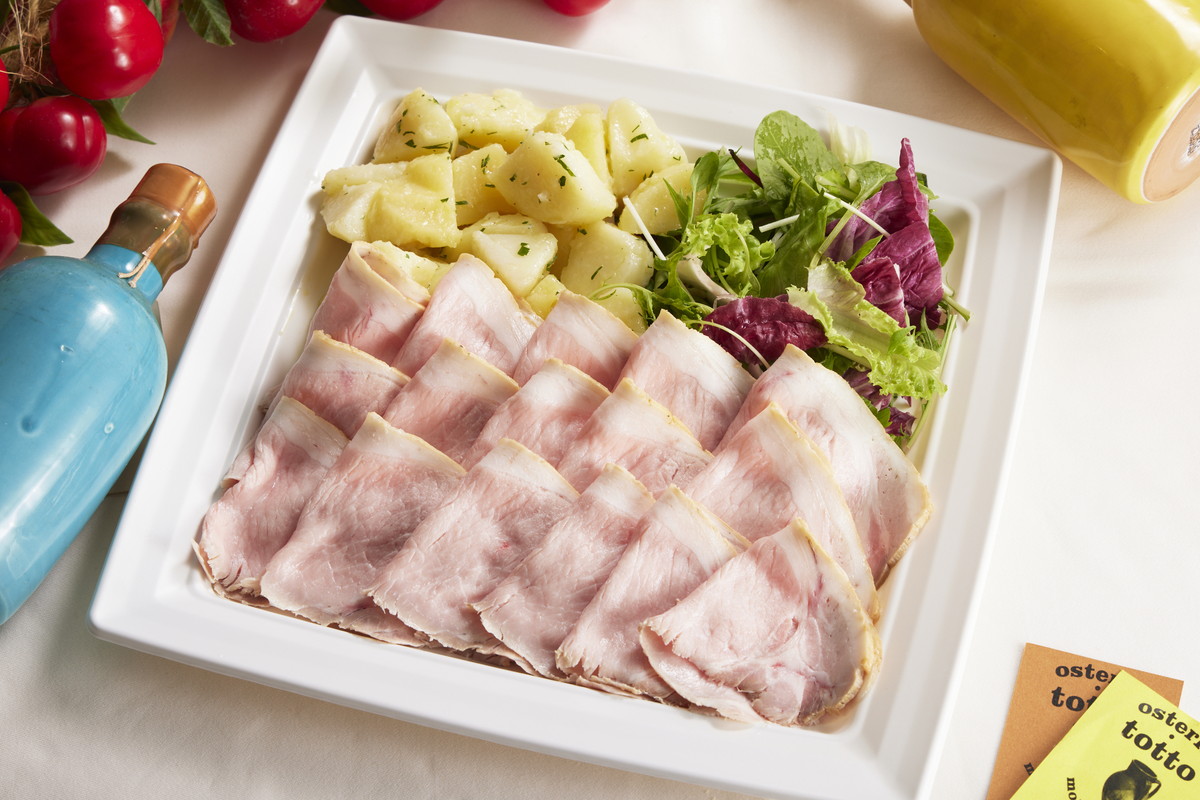 豚肉の低温ロースト香草風味 ジャガイモのサラダとグリーンサラダ添え
