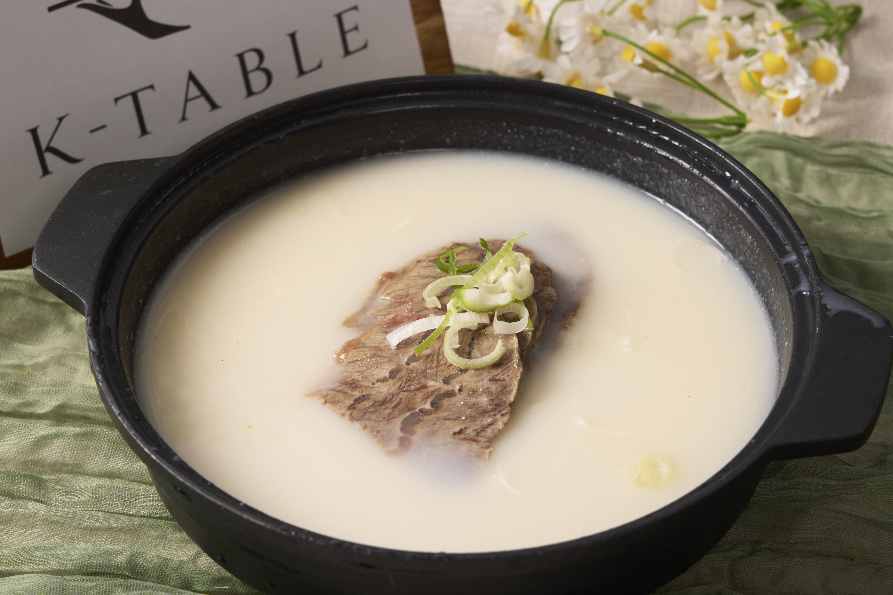 ⑬牛骨を じっくり煮込んだ自家製ソルロンタン【温製料理】