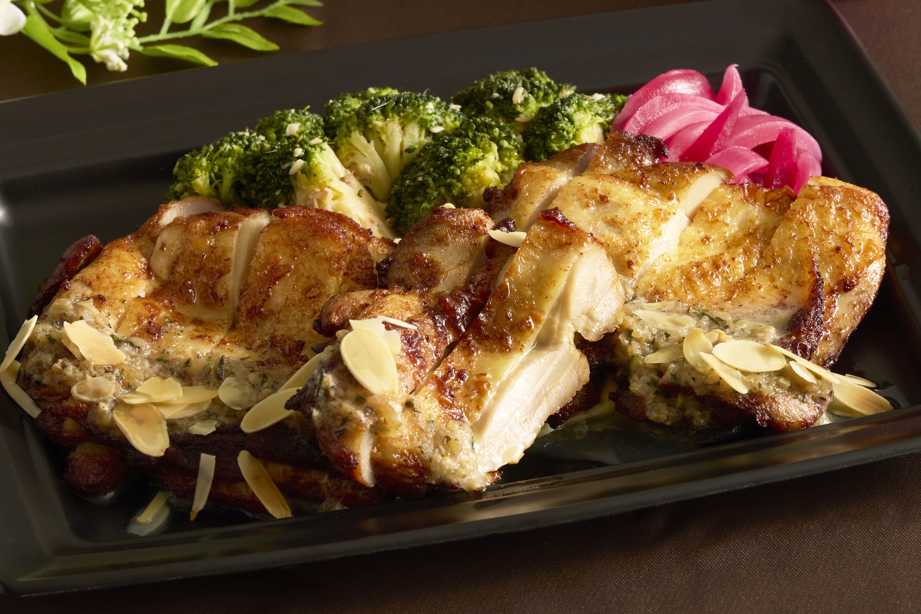 ⑦鶏もも肉のソテー　ガーリックバターソース

