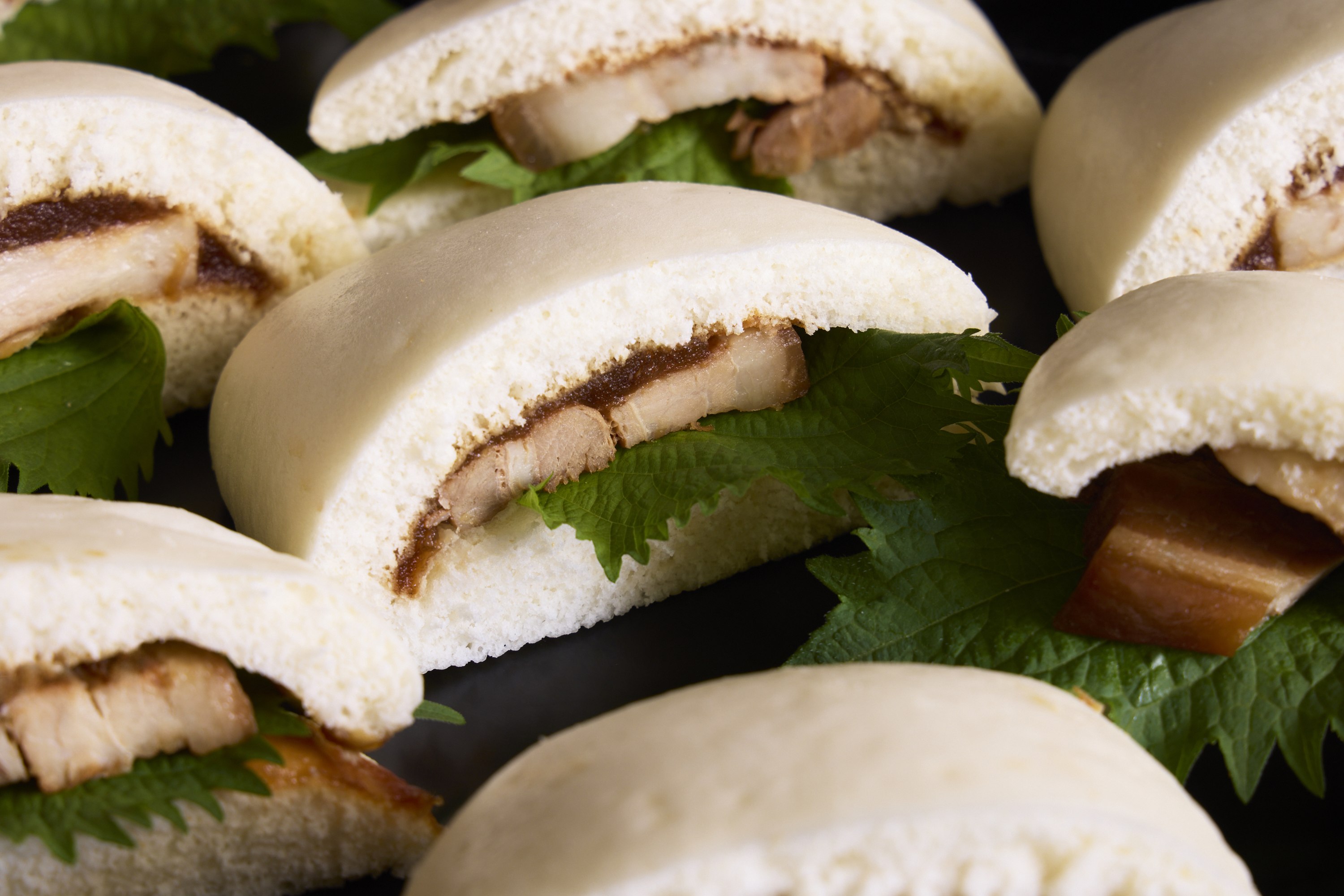チキンバンズサンド　蒸し鶏　甜麺醤ソース
