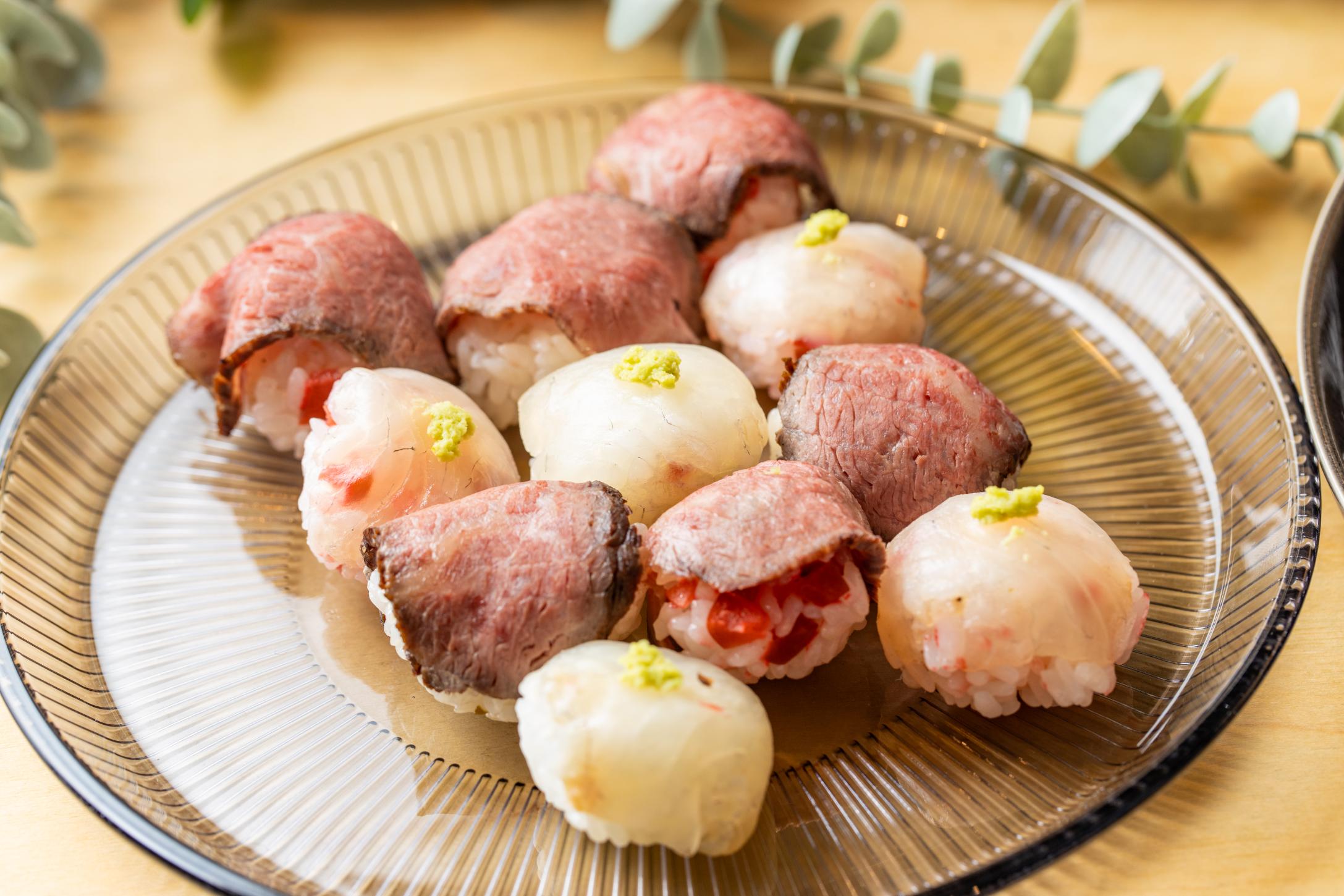 ③ローストビーフ、昆布締め真鯛の手毬ずし