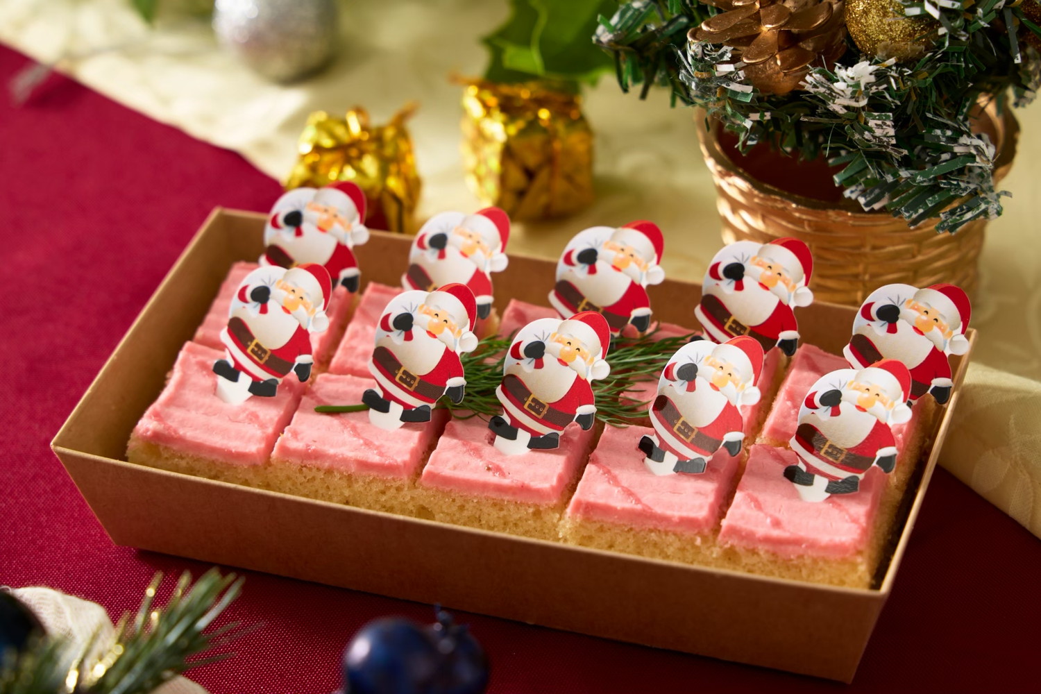 苺のケーキ（クリスマスピック付き）
