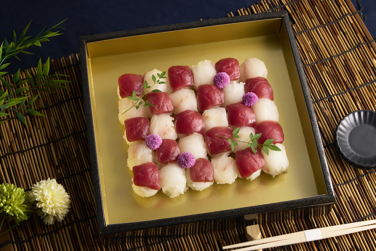 昆布〆ヒラメと大間本鮪の紅白手毬寿司