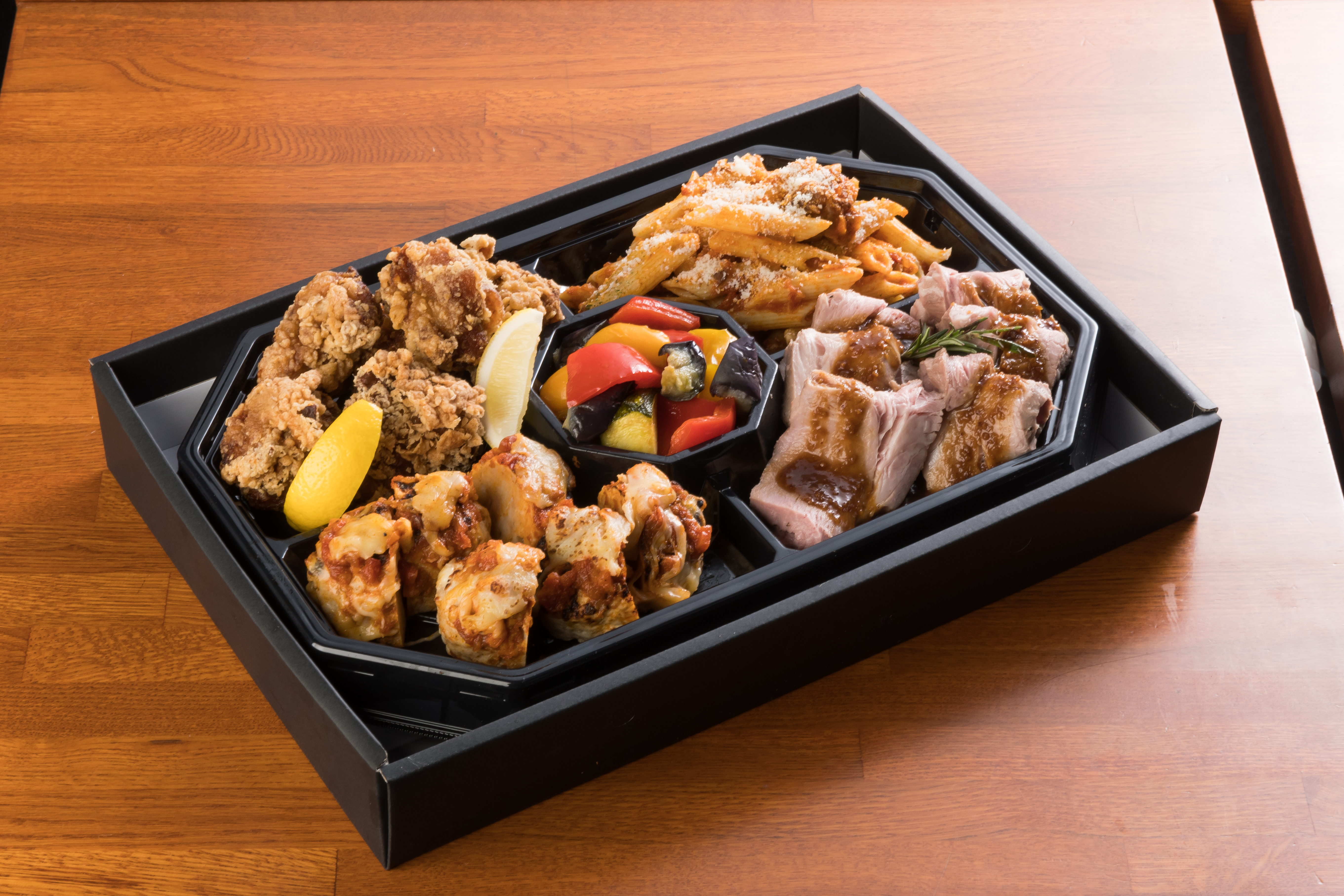 特製唐揚げ・チキンのミートボール　トマトソース煮込み・自家製ローストポーク・特製ゴロゴロビーフのミートソースペンネ