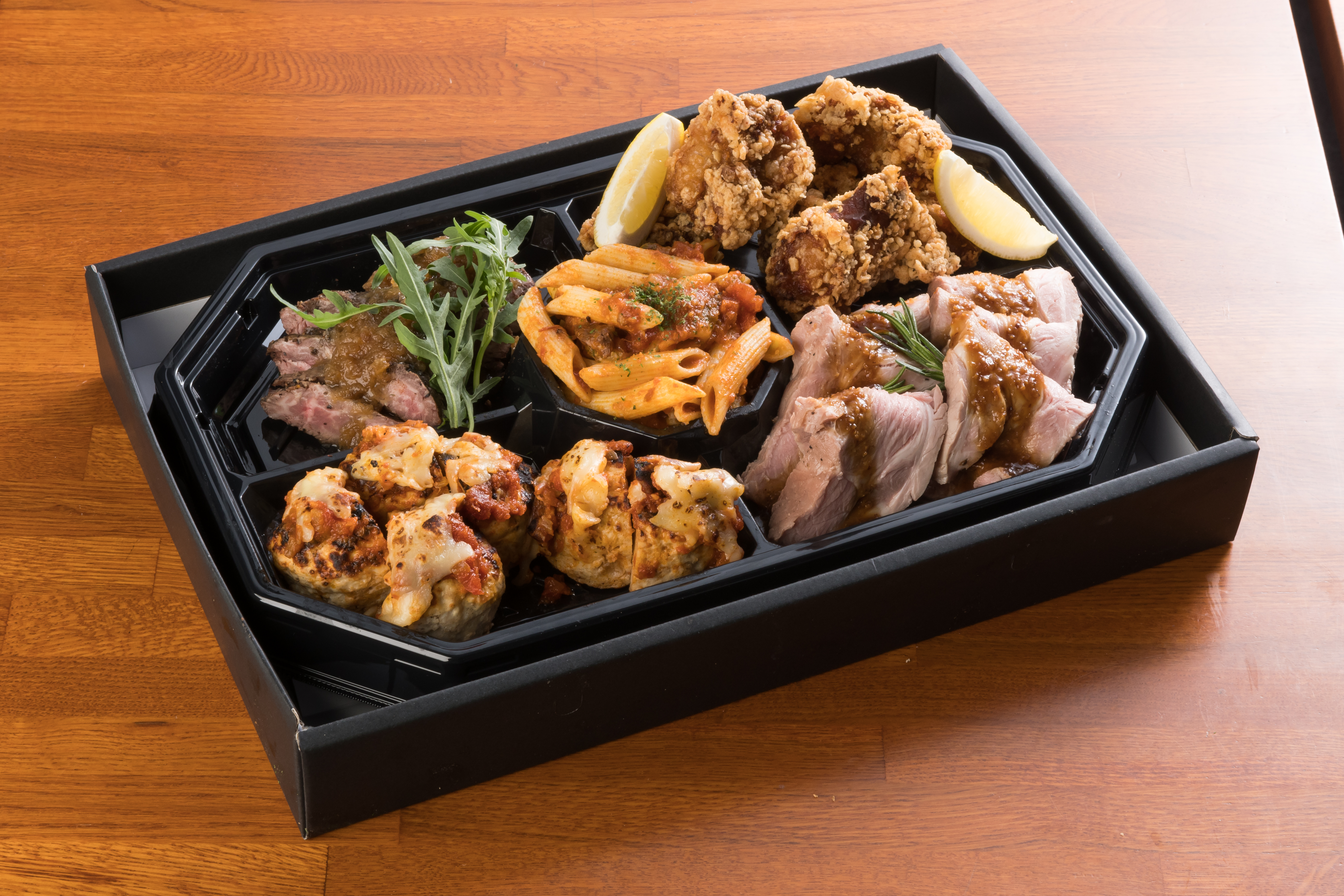 特製唐揚げ・チキンのミートボール　トマトソース煮込み・自家製ローストポーク・特製ゴロゴロビーフのミートソースペンネ・牛ハラミステーキ