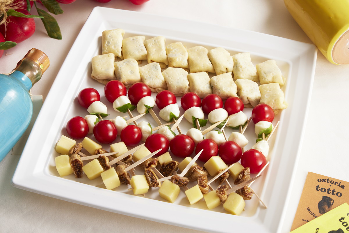 ピンチョスカプレーゼ / アジアーゴチーズとドライいちじくのピンチョス / ほうれん草コストラッキーのチーズのクレープ包み焼き