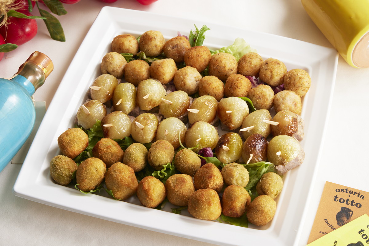 豚肉のテリーヌと小玉ねぎローストのピンチョス/アランチーニ(ライスコロッケ)