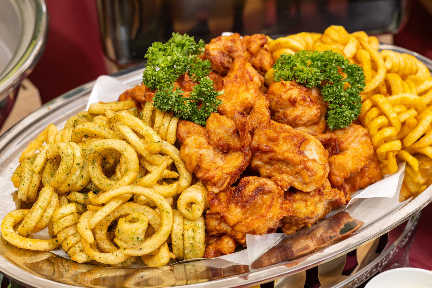2種類のソースで食べる国産鶏の大きな唐揚げ(タルタル・油淋鶏)・2種類のフレーバーのフライドポテト