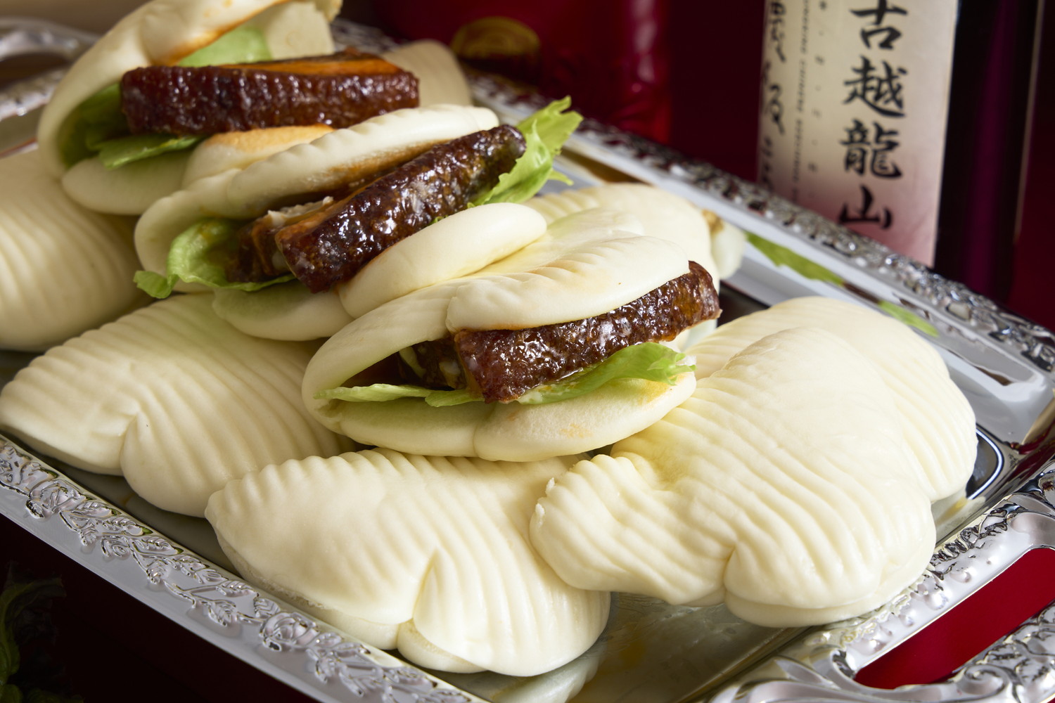 熱々パオにトロトロ角煮を挟んでご提供