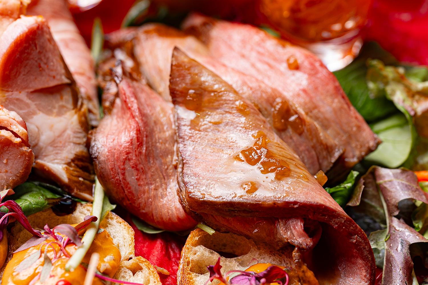 国産黒毛和牛のローストビーフ　～トリュフソース～