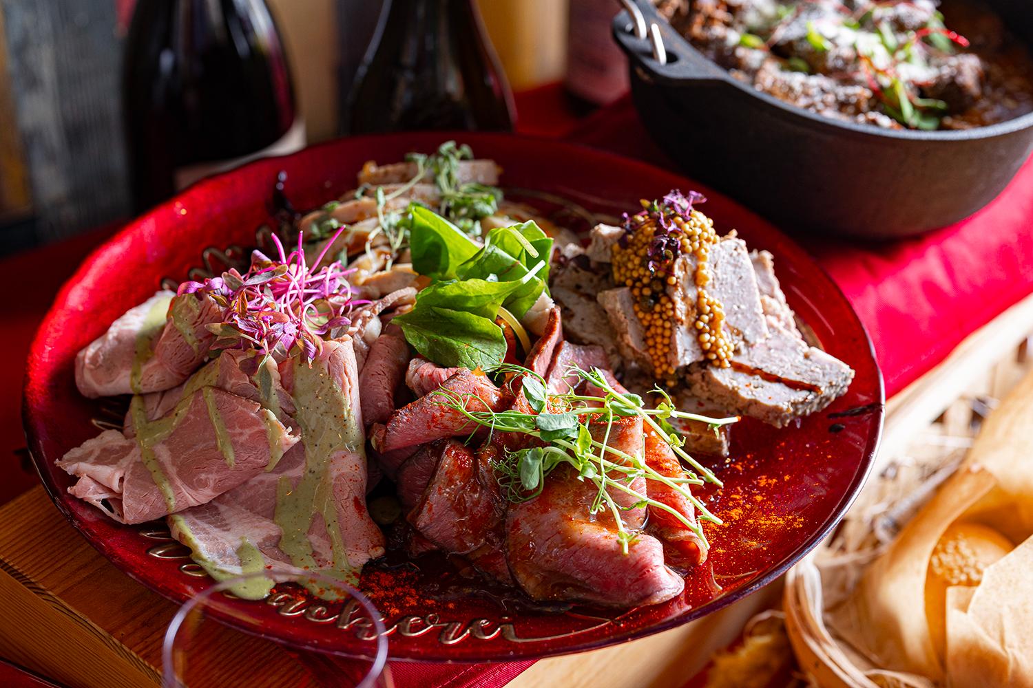 ローストポーク・しっとり鶏肉ガランティーヌ・自家製パテ・ド・カンパーニュ・国産黒毛和牛のローストビーフ