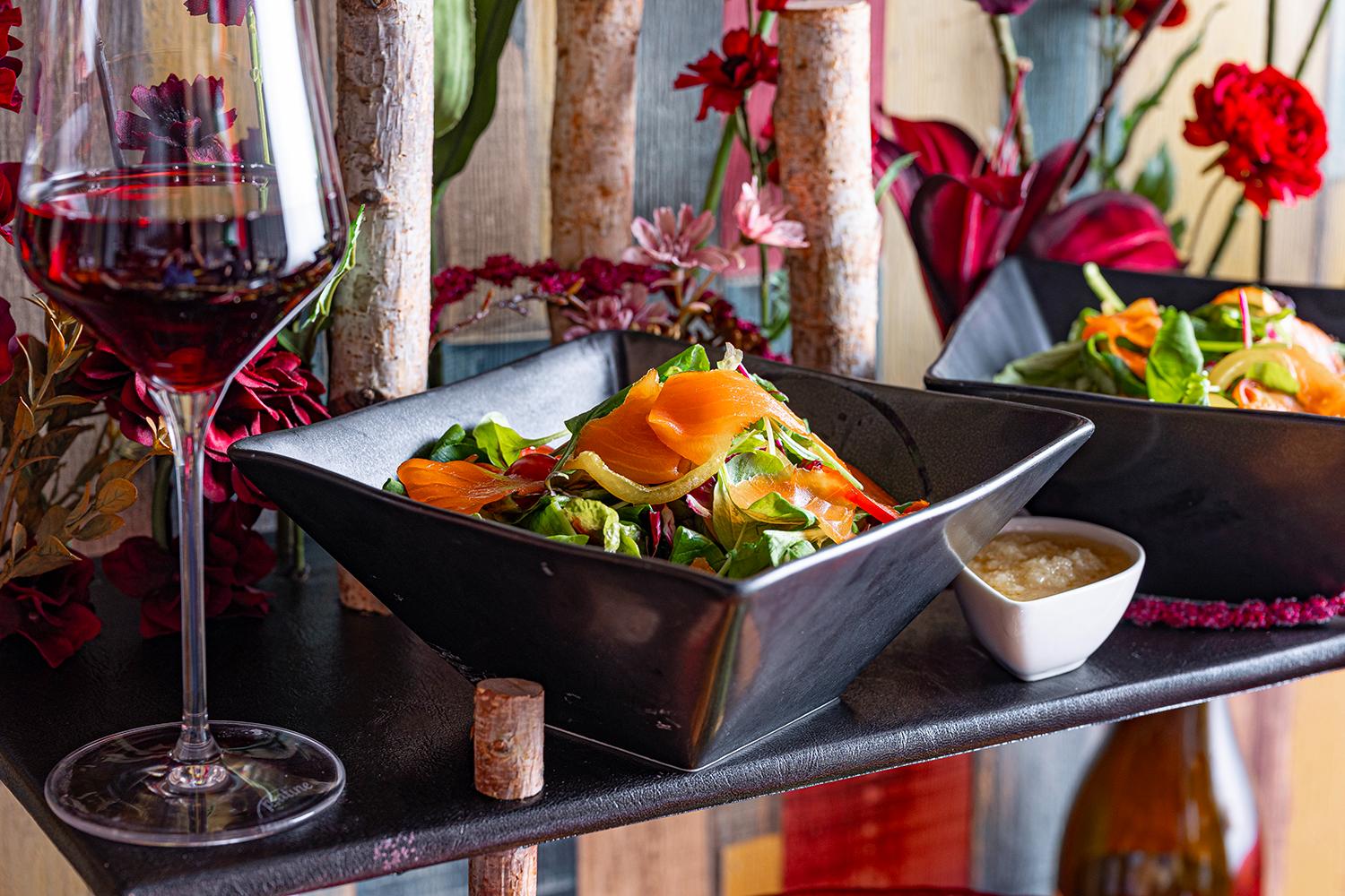 スモークサーモンとイタリア野菜の彩サラダ　～すりおろしりんごのドレッシング～