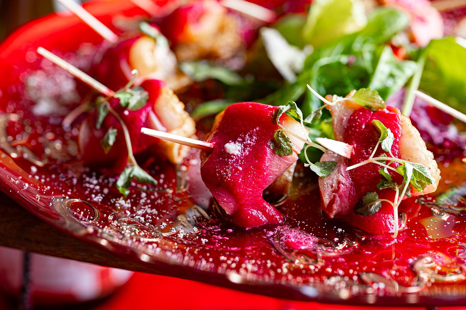 鴨の燻製ドライイチジクのビーツソース