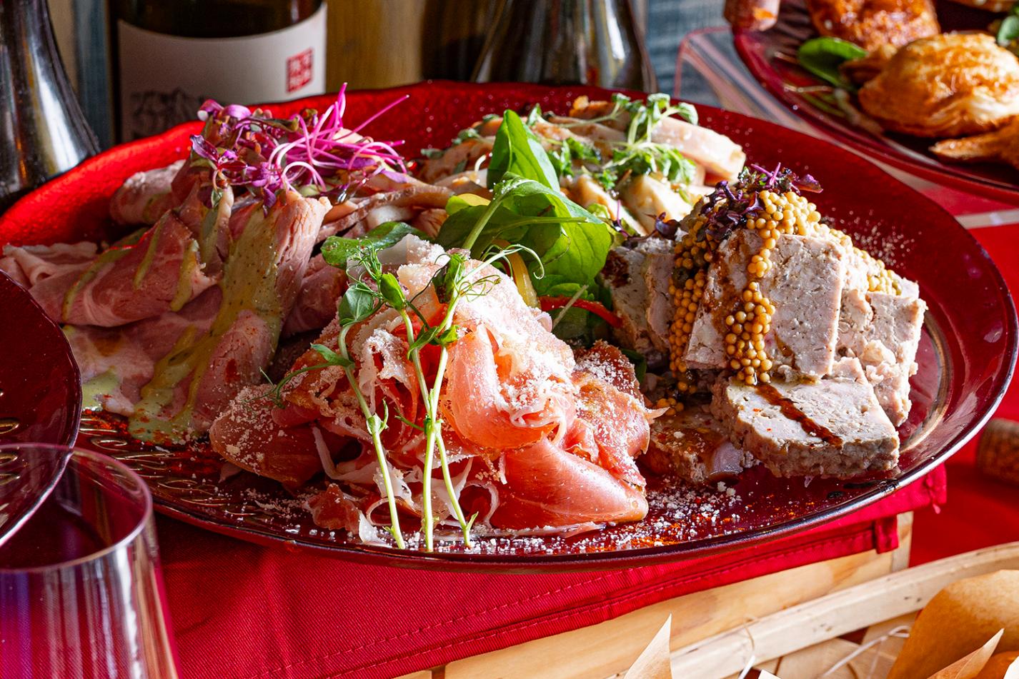 ローストポーク・しっとり鶏肉ガランティーヌ・自家製パテ・ド・カンパーニュ・ハモンセラーノスライス