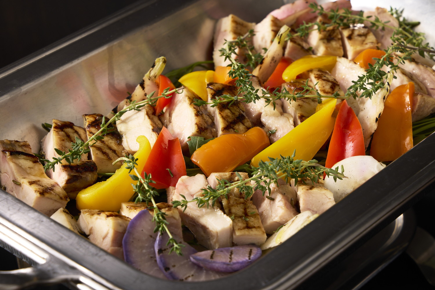 低温調理した鶏もも肉のコンフィ