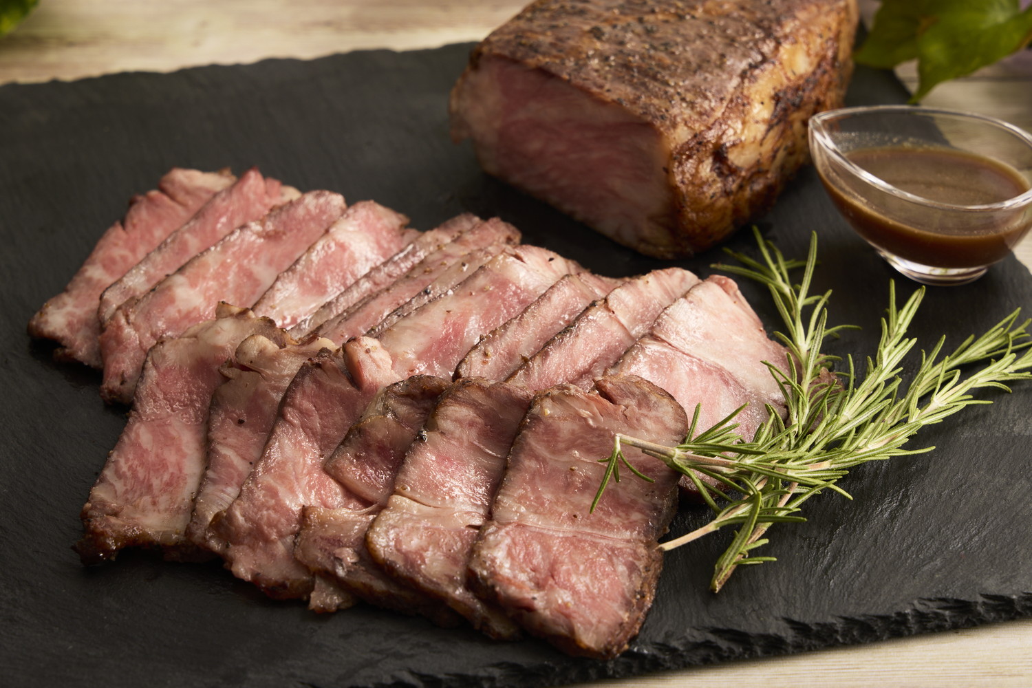 芳醇赤ワイン香る 牛サーロインのロースト（温） ～ペリグーソース仕立て～
