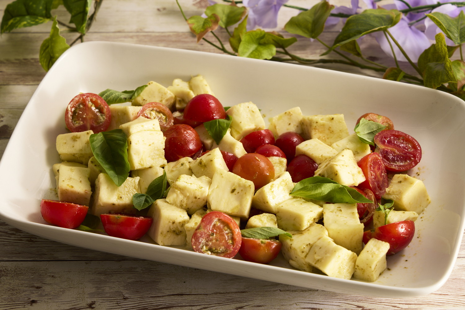 彩りトマトとモッツァレラの香草マリネ
