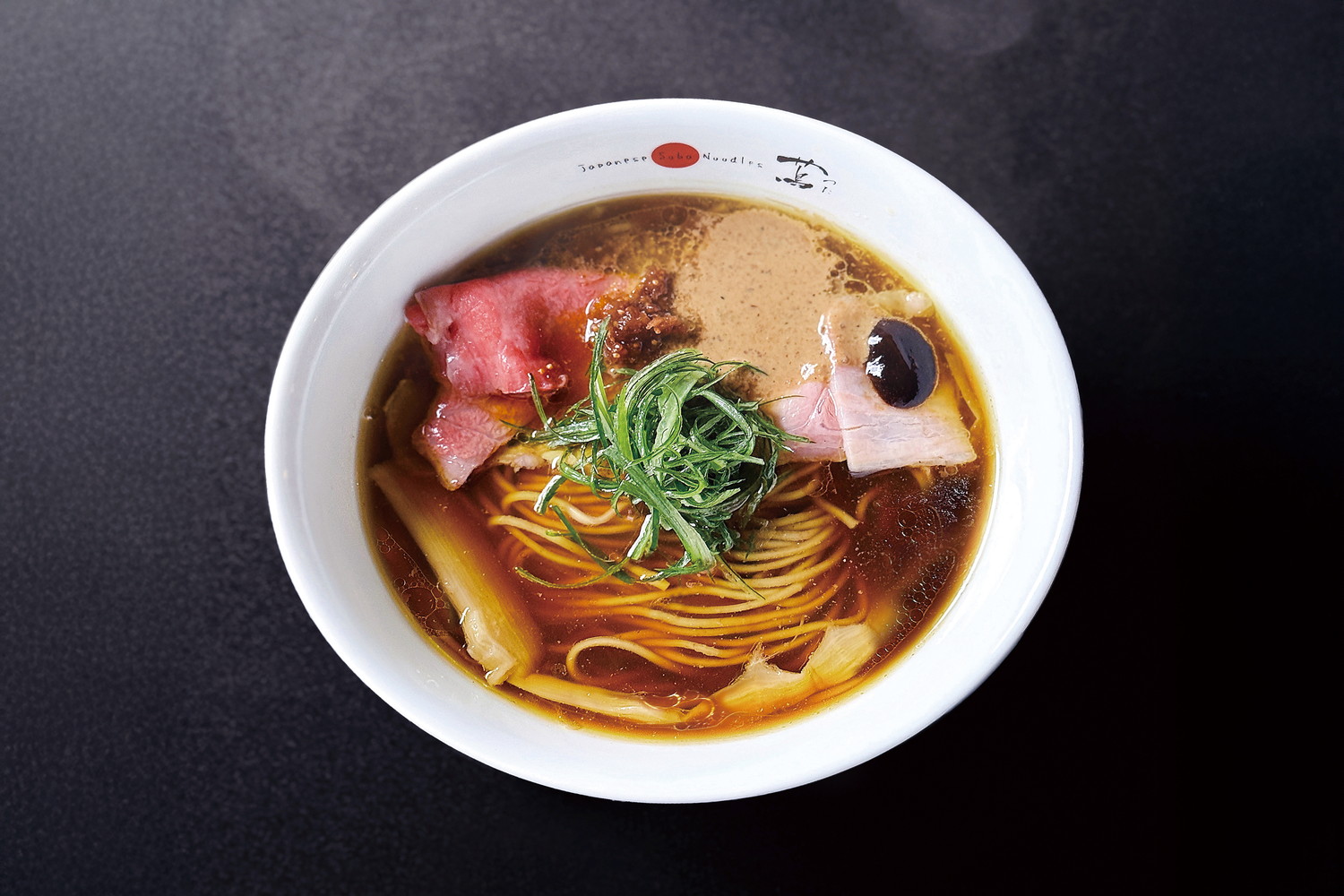 写真と異なる使い捨ての容器でご提供いたします。