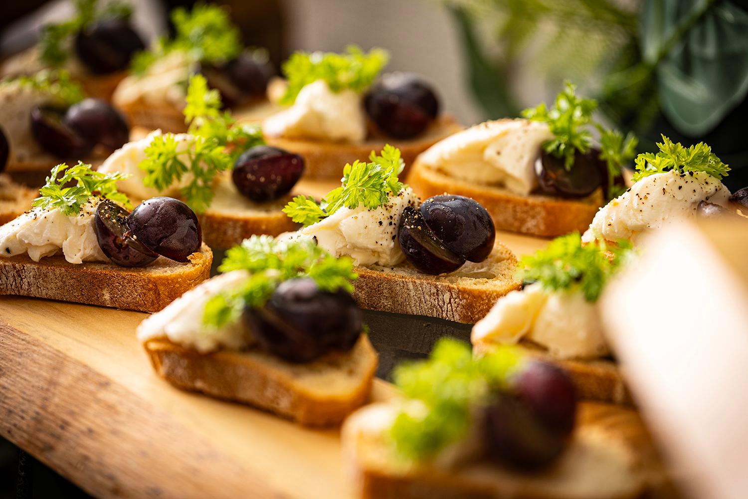 チーズとフルーツブルスケッタ