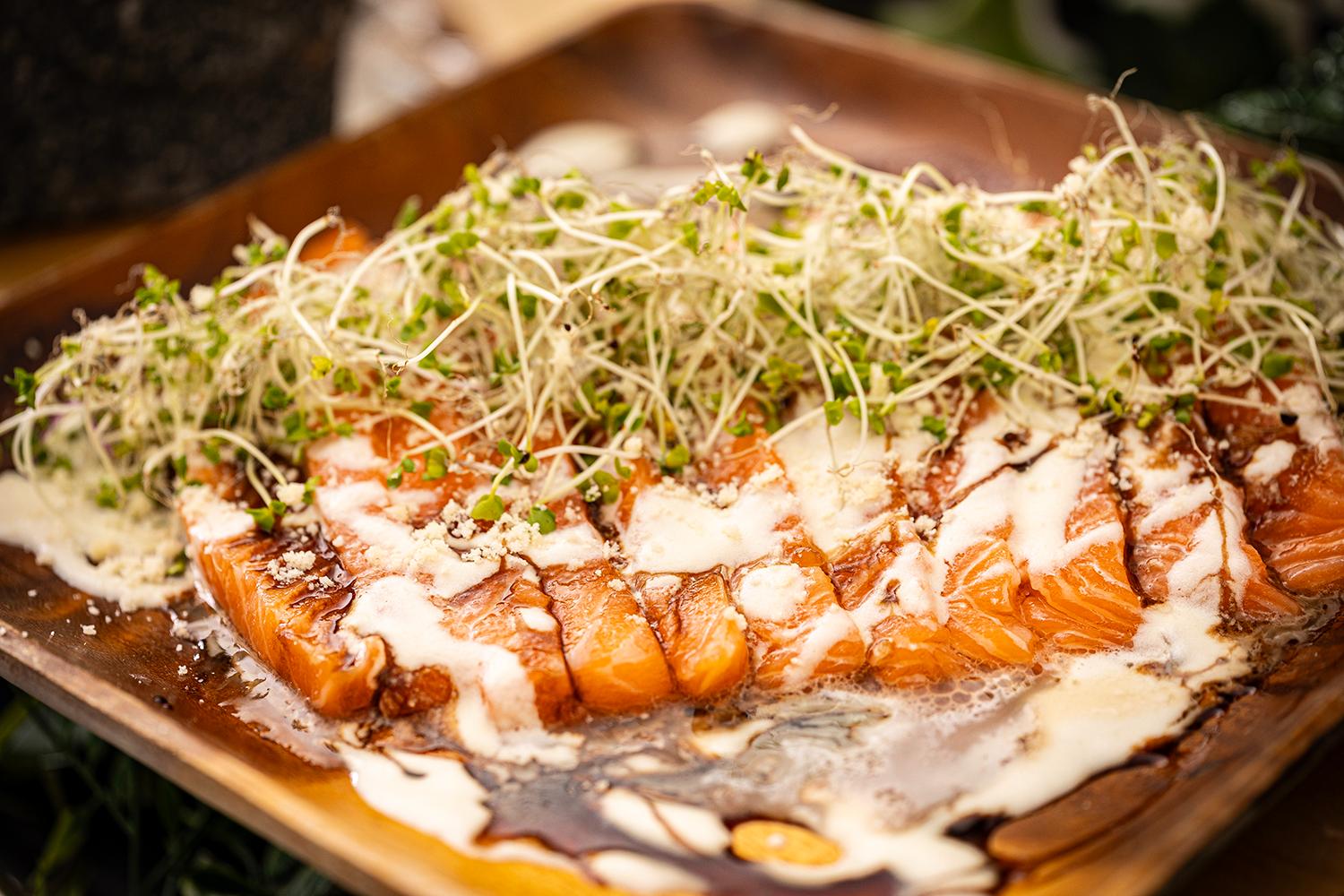 サーモンミキュイカリフラワーソース