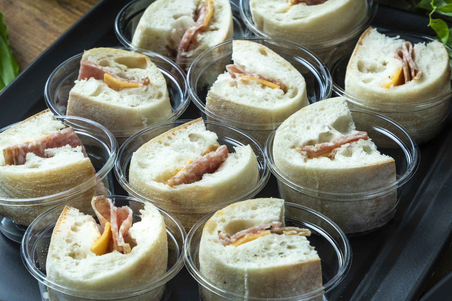 サラミとレッドチェダーチーズのチャバタサンド