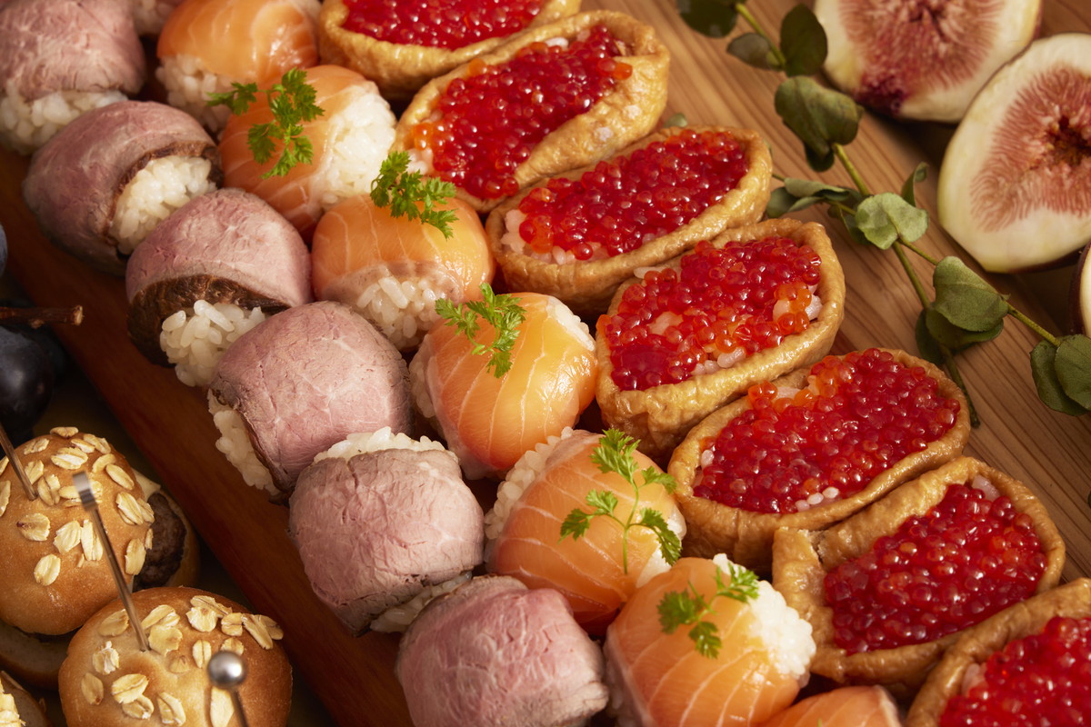 手毬寿司（ローストビーフ、サーモン、いくら）