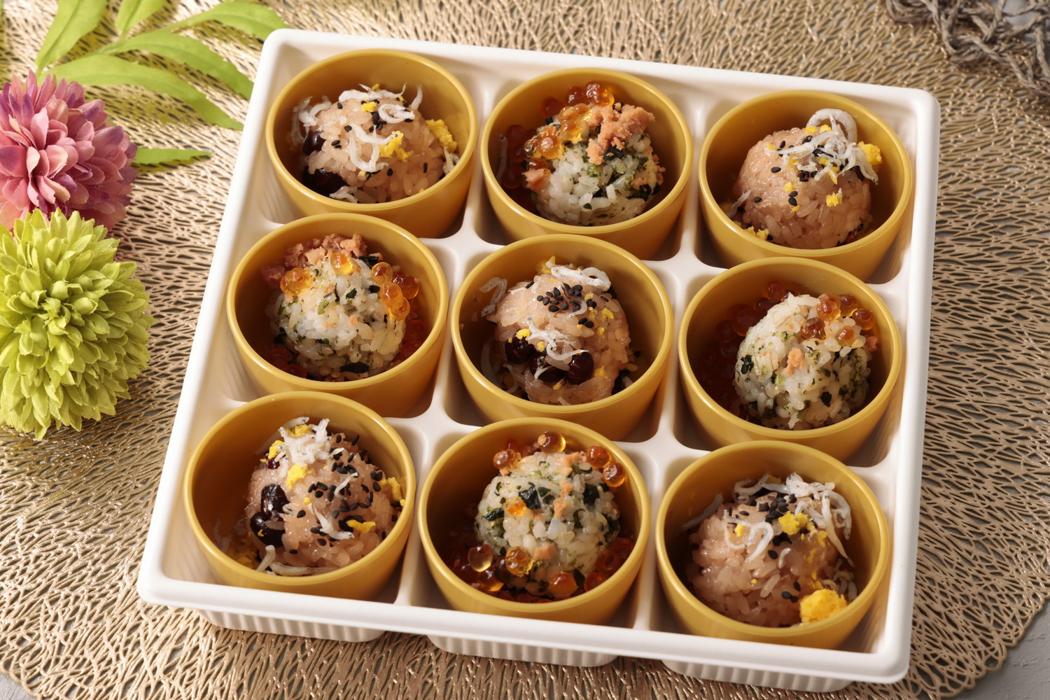 手まり   お結び    鮭あおさわかめと赤飯