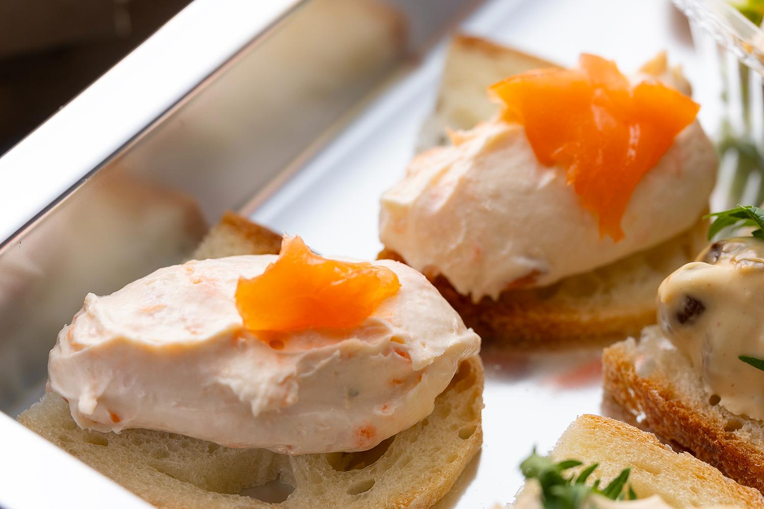 スモークサーモンとクリームチーズのカナッペ