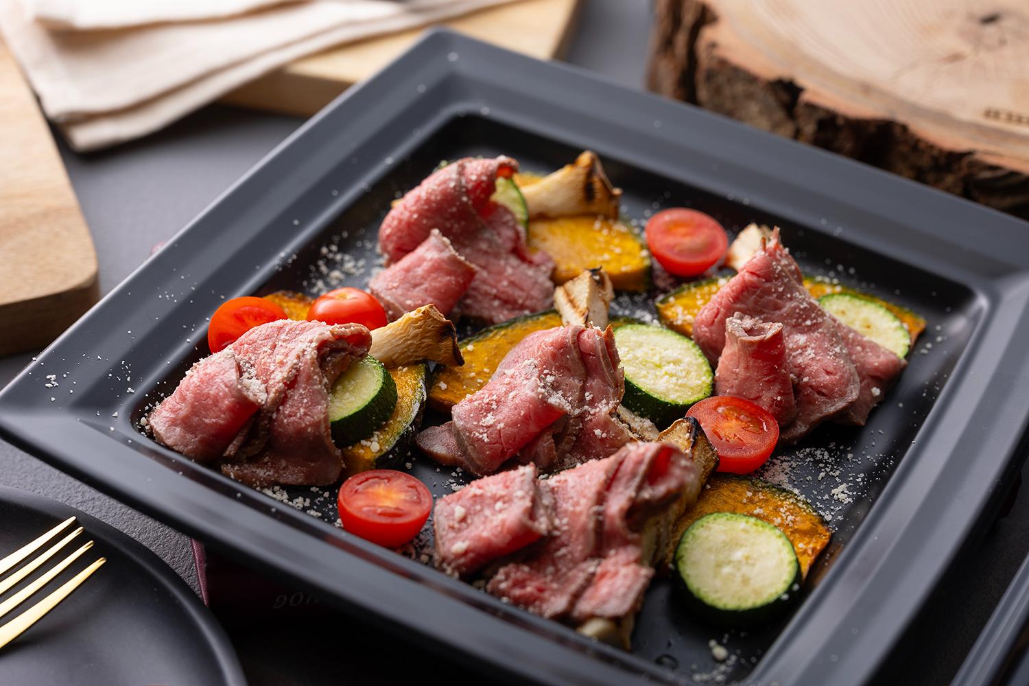 香ばしく焼き上げたジューシーなローストビーフ