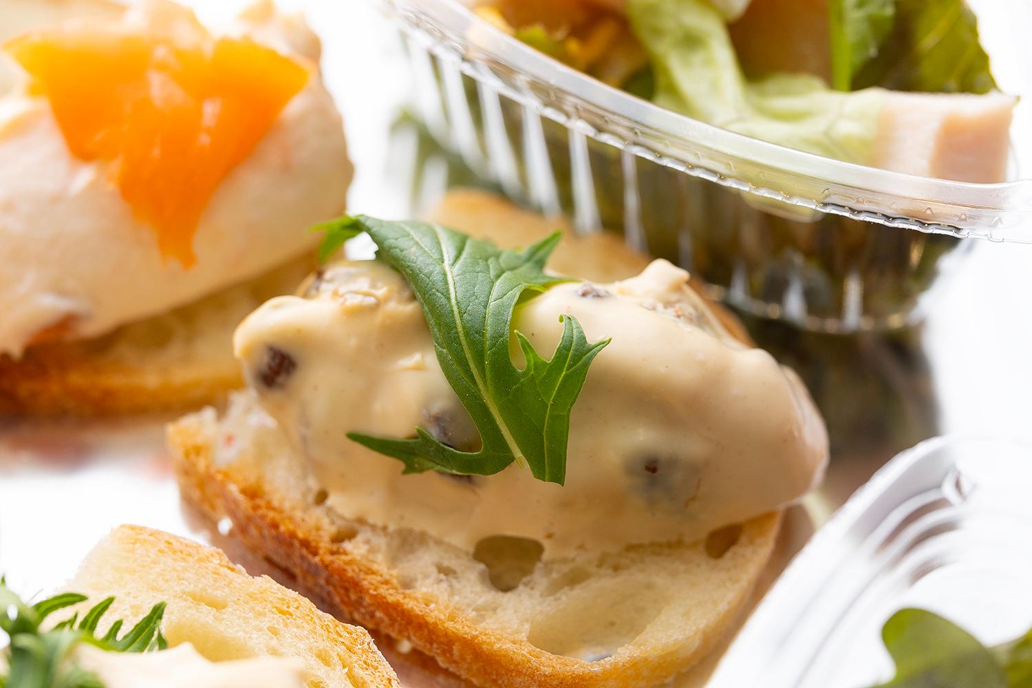 芳醇ラムの余韻広がる クリームチーズとレーズンのカナッペ