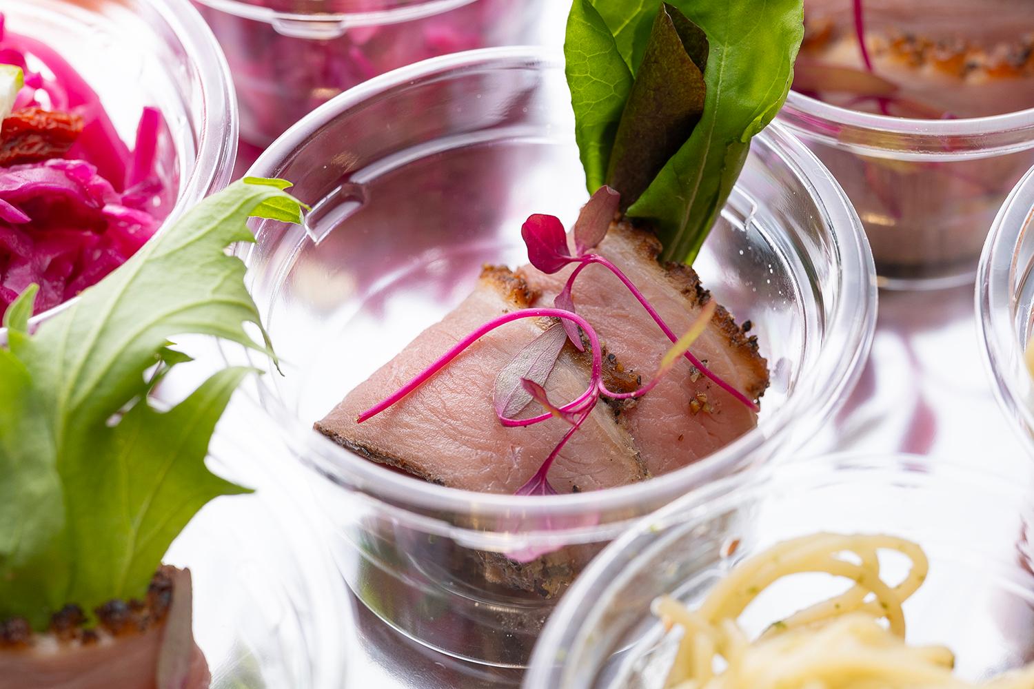 黒胡椒の風味豊かな 仔鴨のパストラミ仕立て