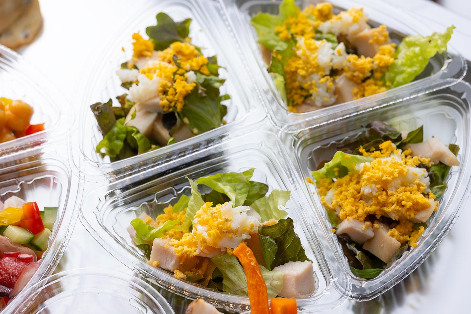 桜香る 鶏むね肉のスモークサラダ