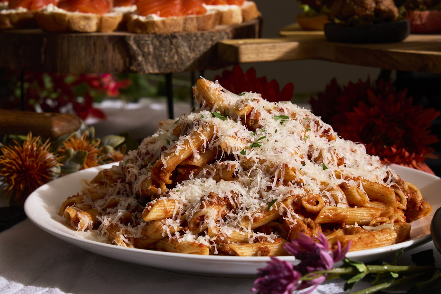 ペンネボロネーゼ、たっぷりパルミジャーノをかけて