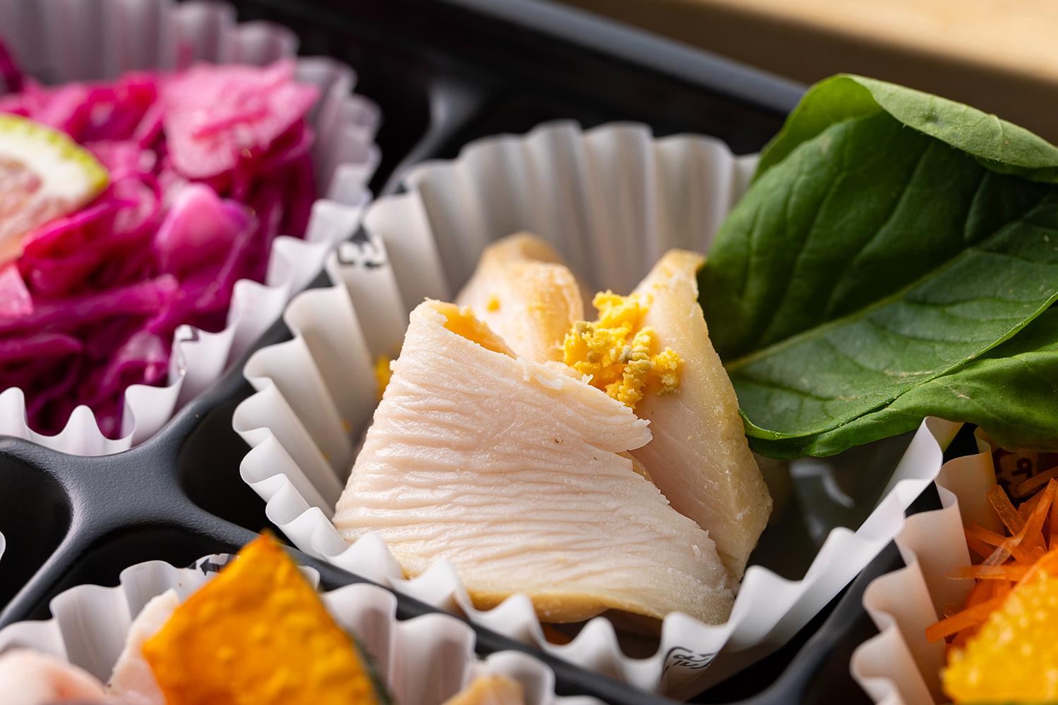 低温で優しく火を入れた鶏むね肉のロティ風