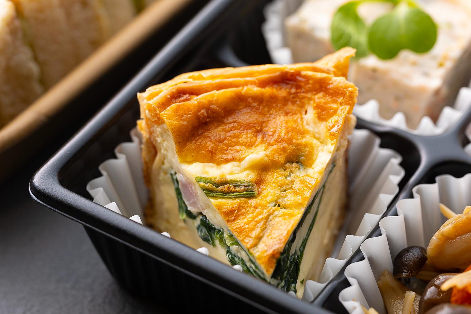 シェフおすすめの具材を包み込んだ本日のキッシュ