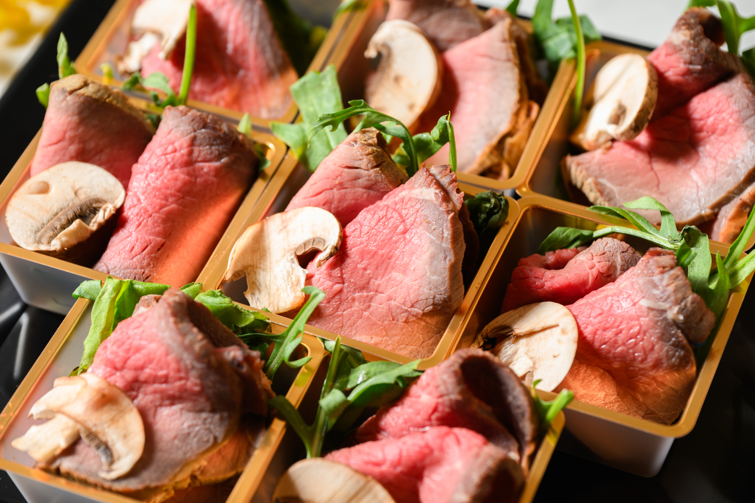 自家製しっとりローストビーフ〜りんごと淡路島玉葱ソース〜