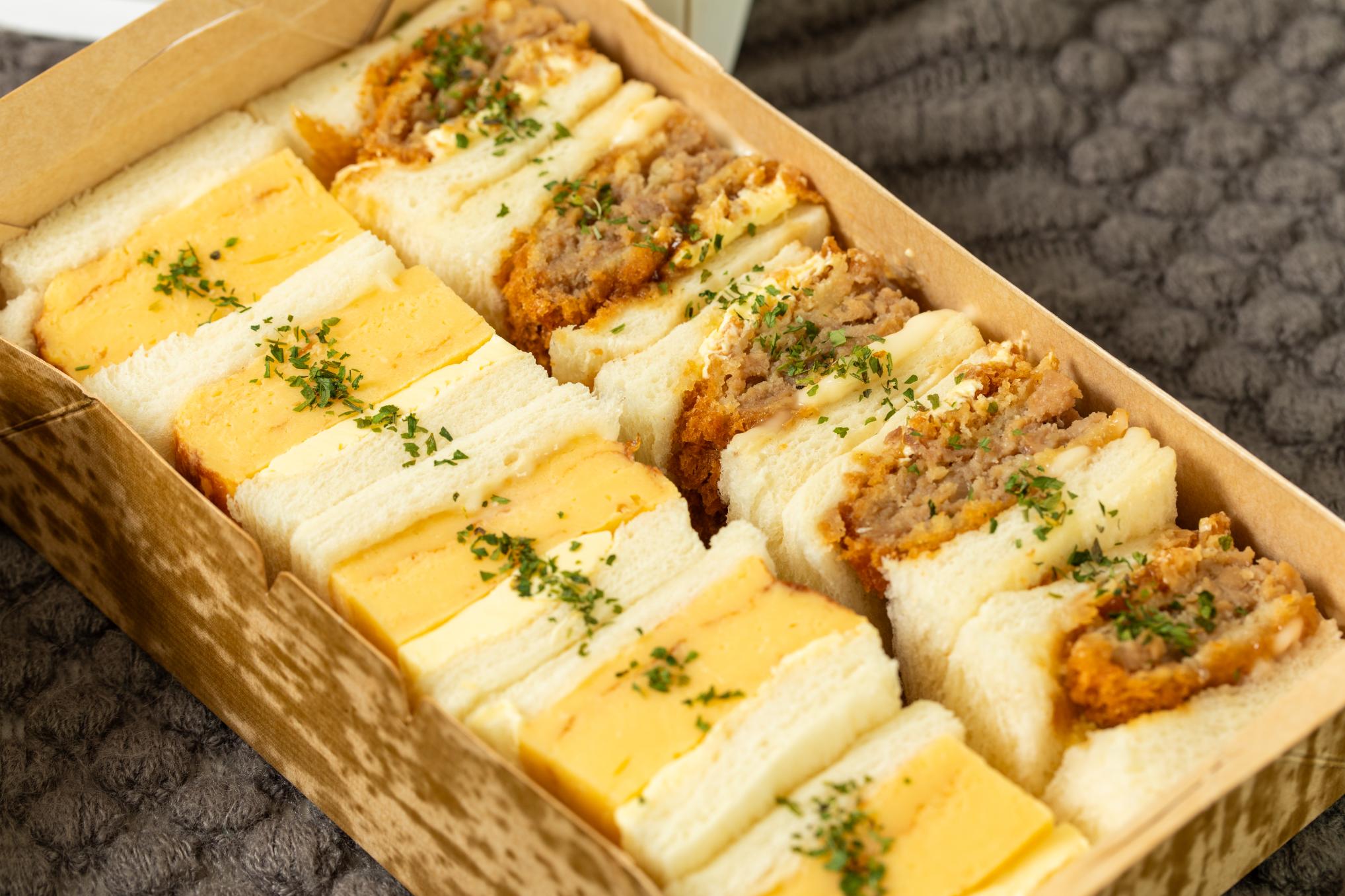 厚焼き玉子のサンドウィッチ＆メンチカツのサンドウィッチ