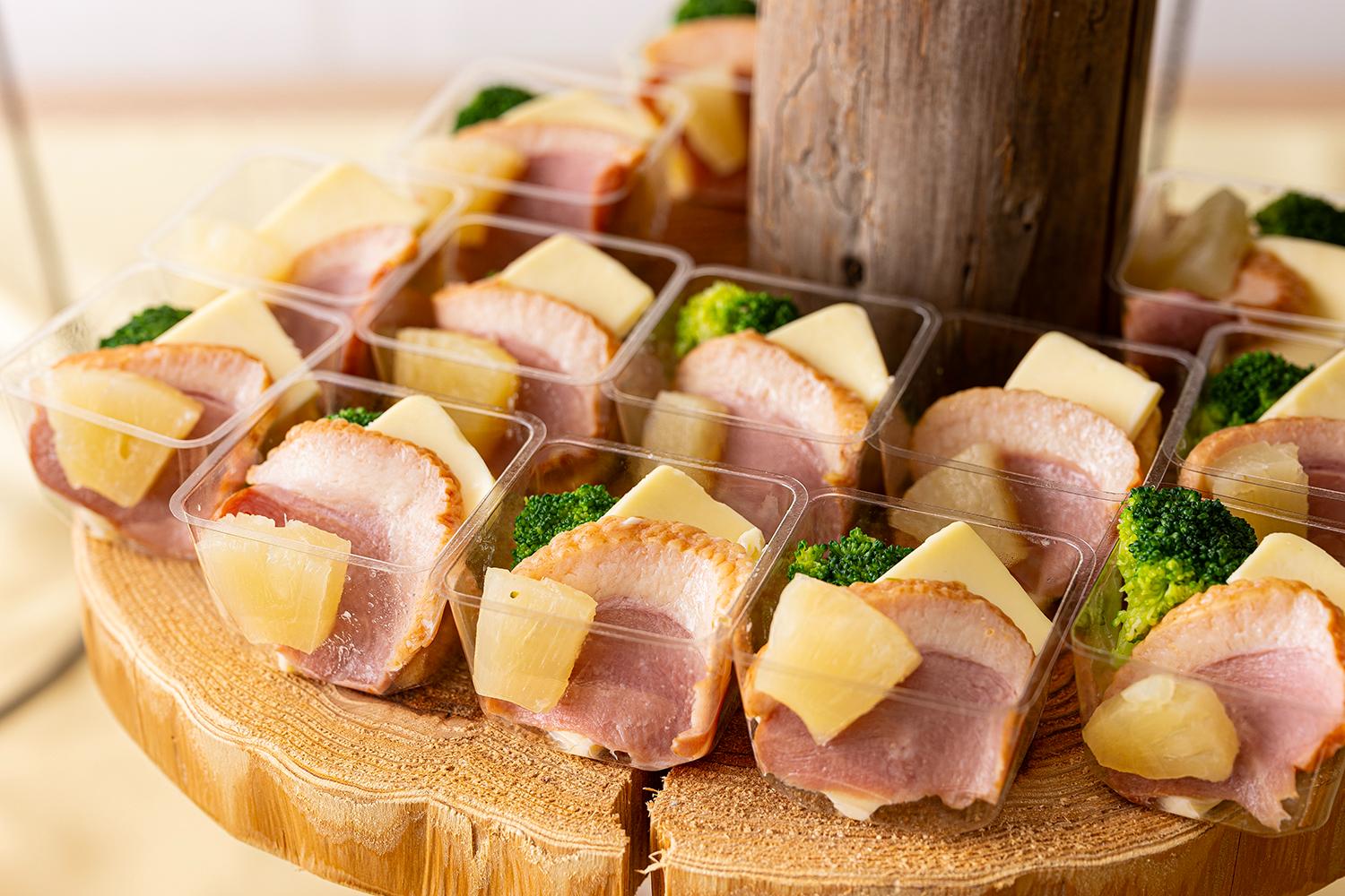鴨肉とチーズのパイナップル添え