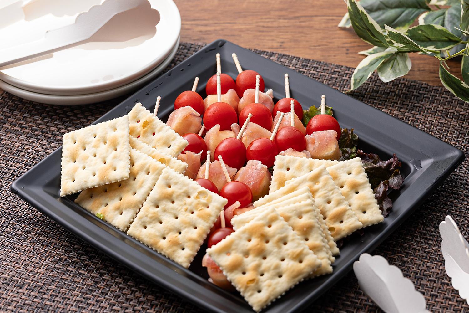 生ハムチーズとミニトマトのピンチョス ～クラッカー添え～