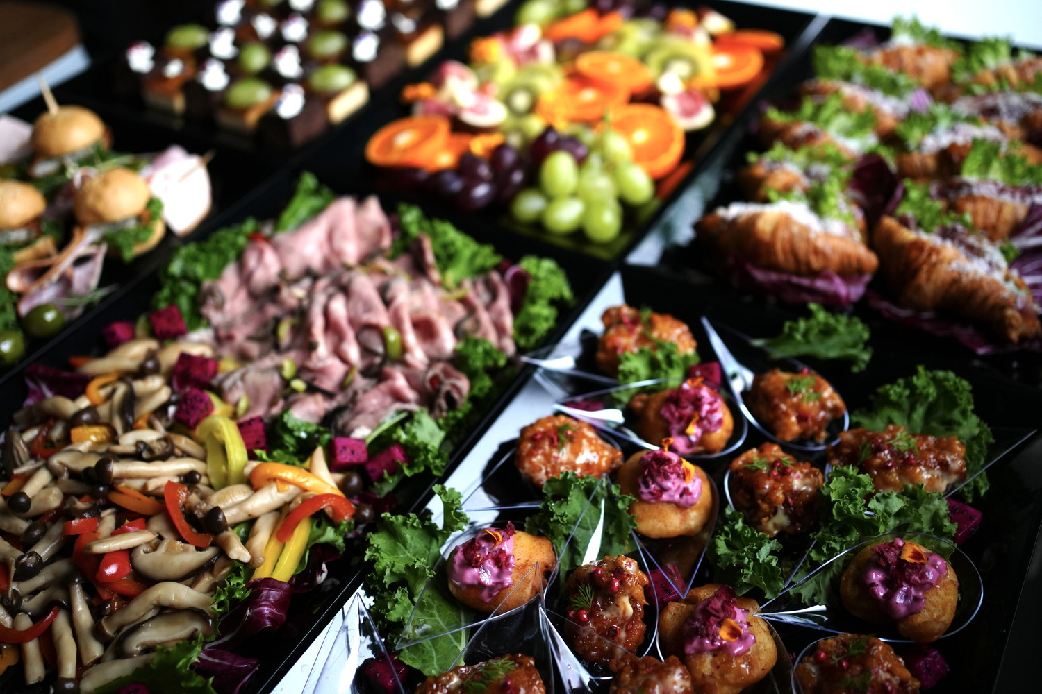 見栄えも華やかで、蓋を開けるだけでそのままテーブルに並べていただけます。