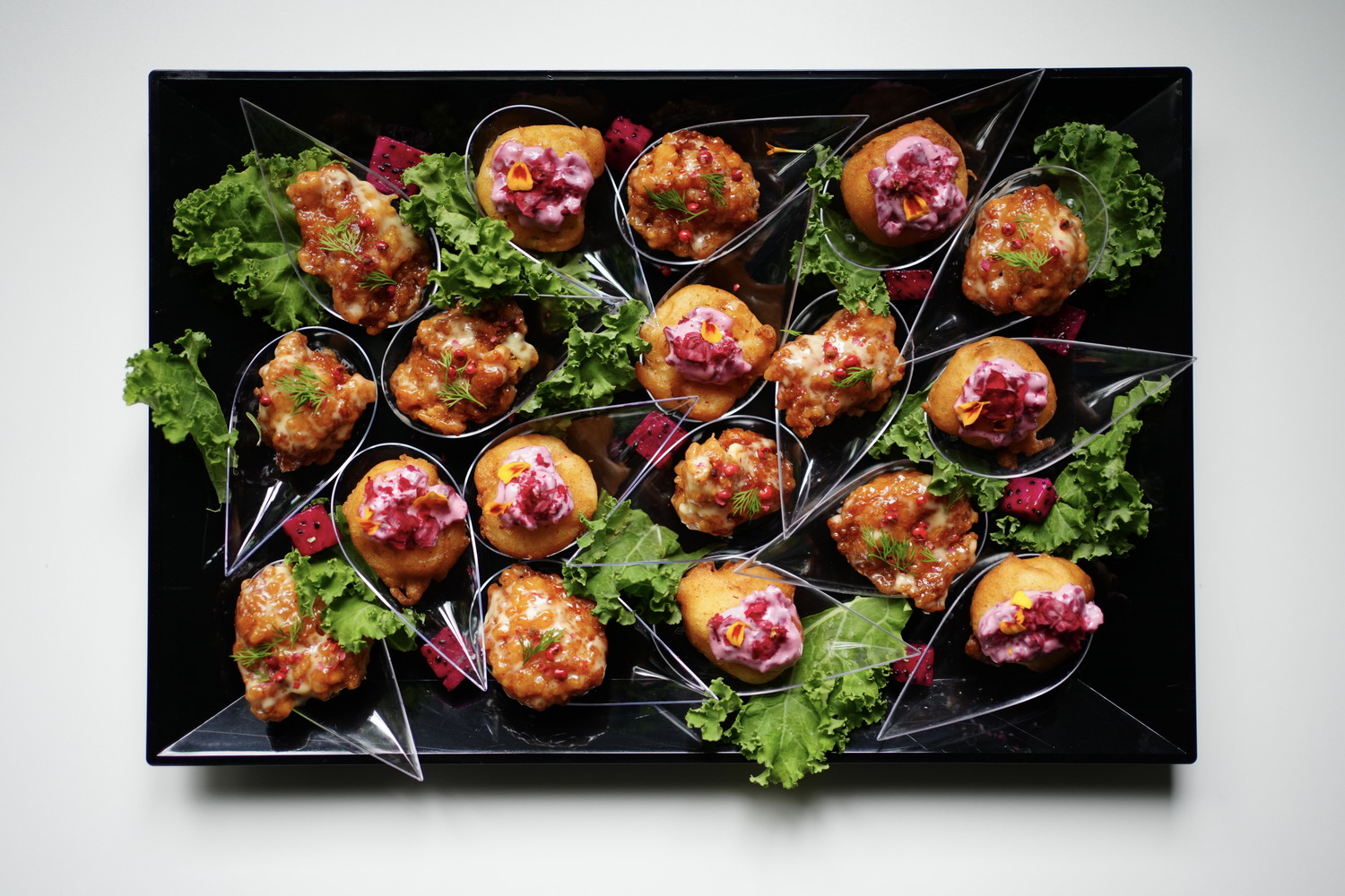 スイートチリマヨの竜田揚げ 　　海老のフリットビーツソース