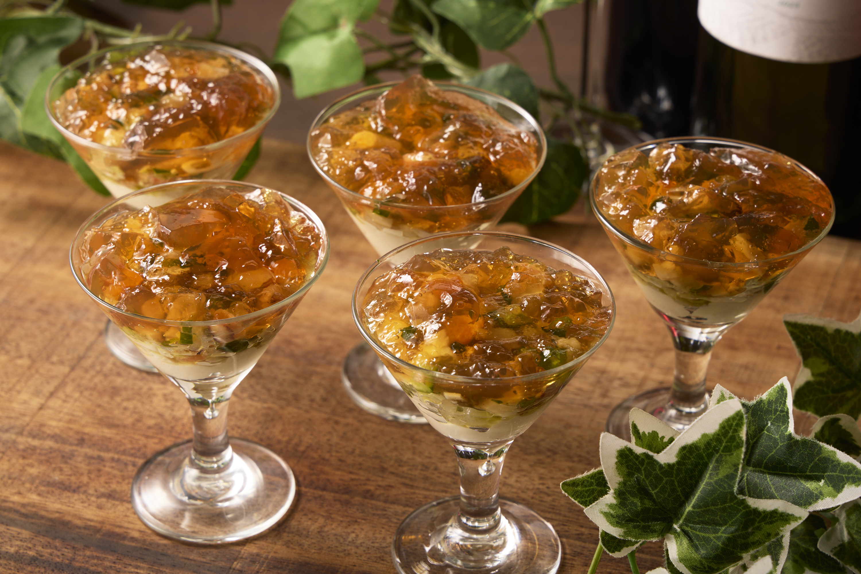 魚介のタルタルと海老コンソメのジュレ～カクテル仕立て～