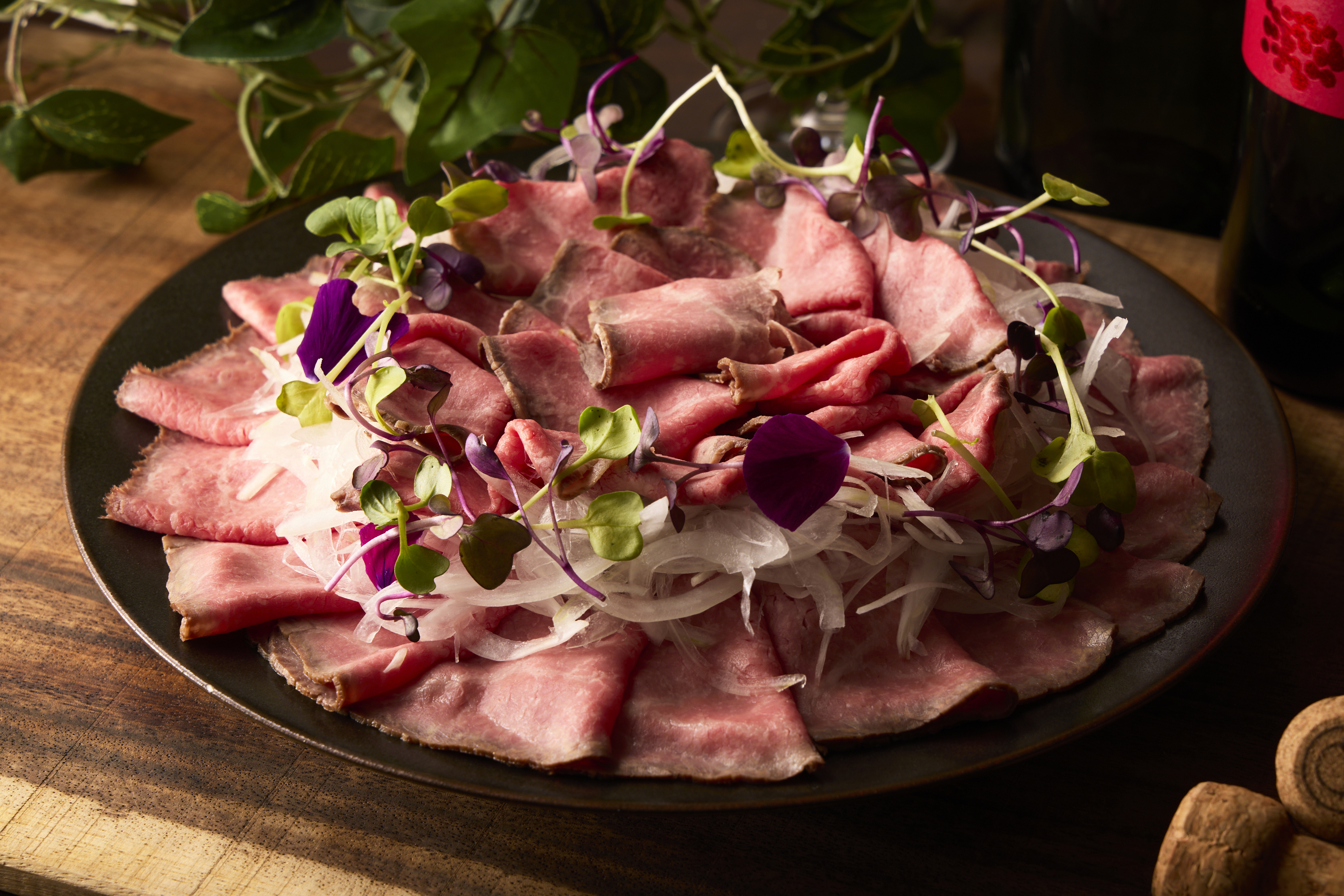 黒毛和牛(A5)の ローストビーフと淡路島産玉ねぎのサラダ