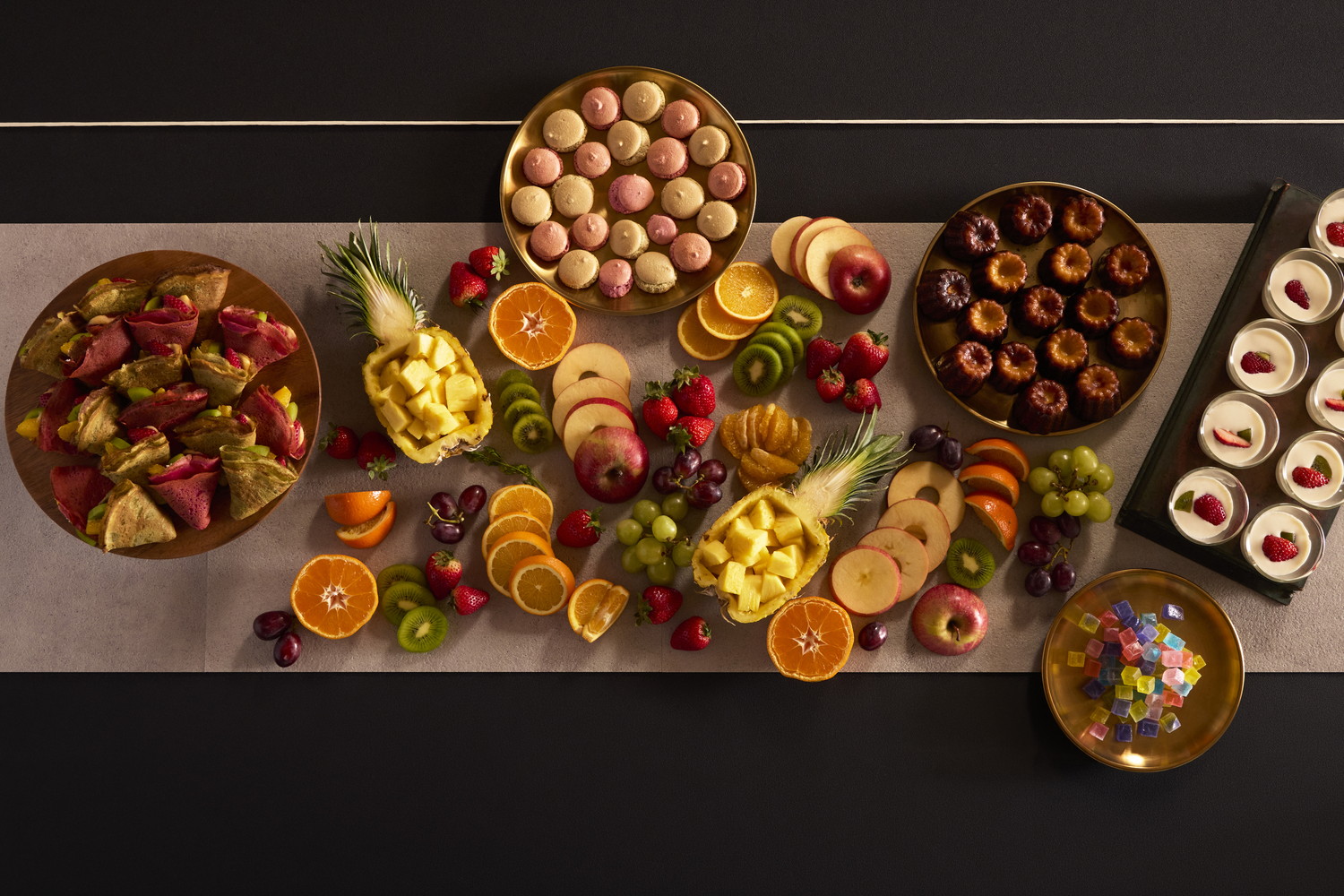 テーブルを美しく彩るフルーツ盛り合わせ