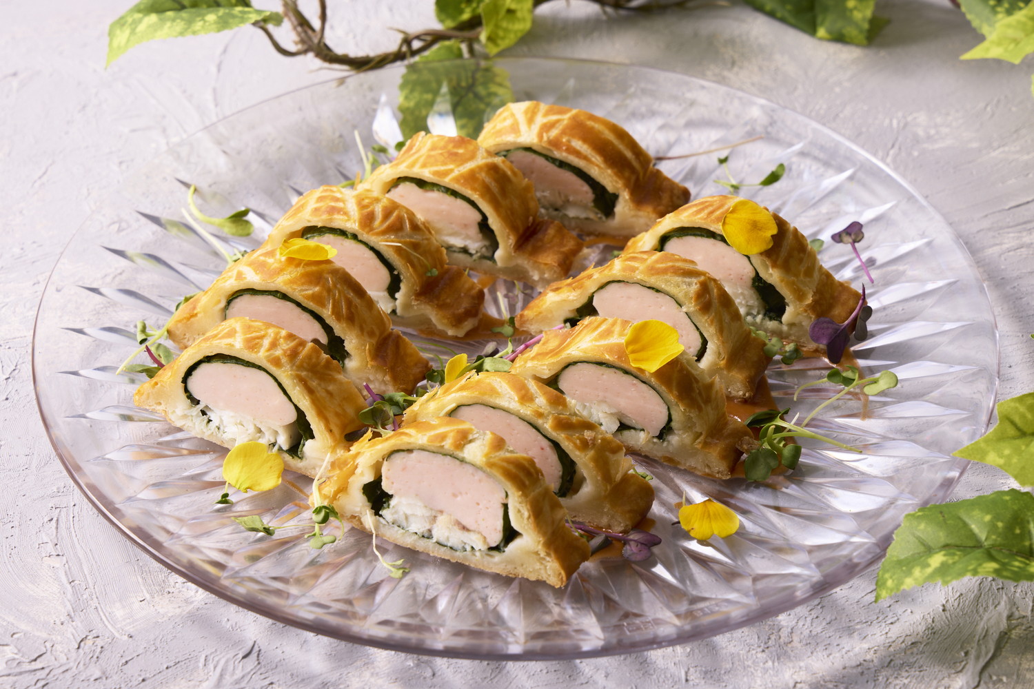 大切なゲストを、最上級の彩りで。会議室を一流レストランへ変える、至高のビュッフェ